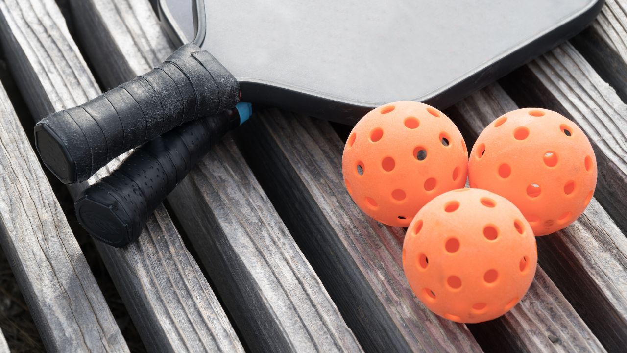 A pickleball paddle with a grip size that fits the hand