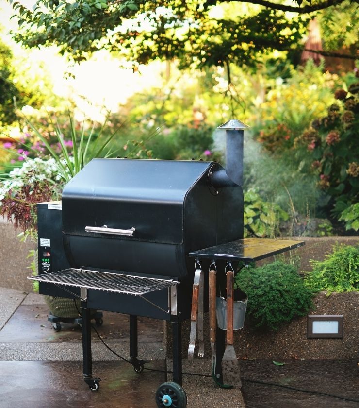 A smoker grill combo with a large cooking area and temperature control